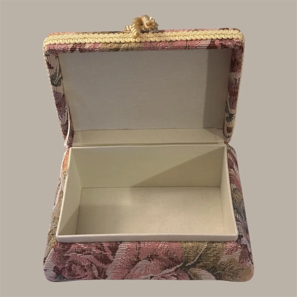 Sewing‎ Crafts Basket Tapestry Look Cushion Top Gold Braid Trim Tassel Brand NEW